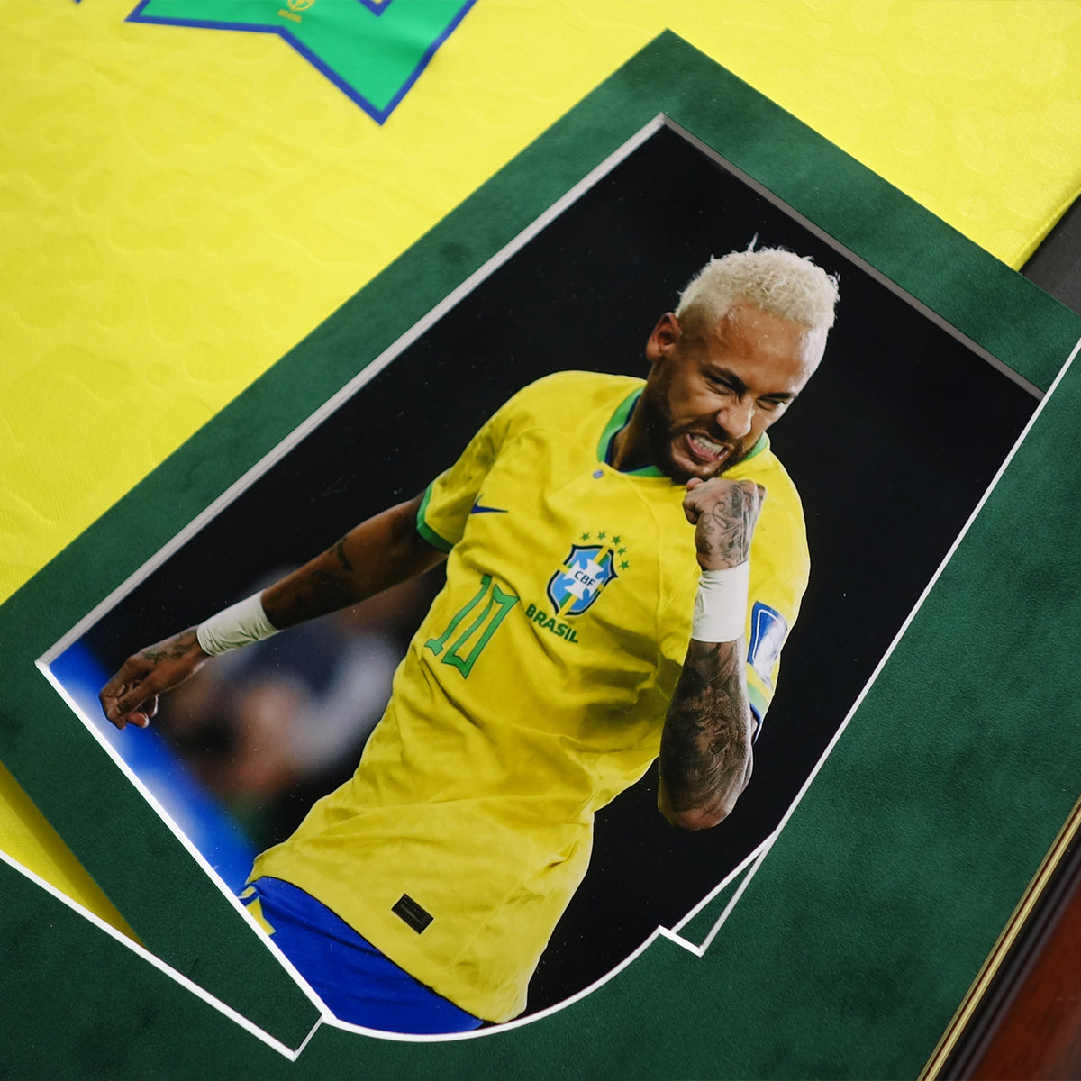 ネイマール直筆サイン入りブラジル代表2022ホームユニフォーム特製フレーム