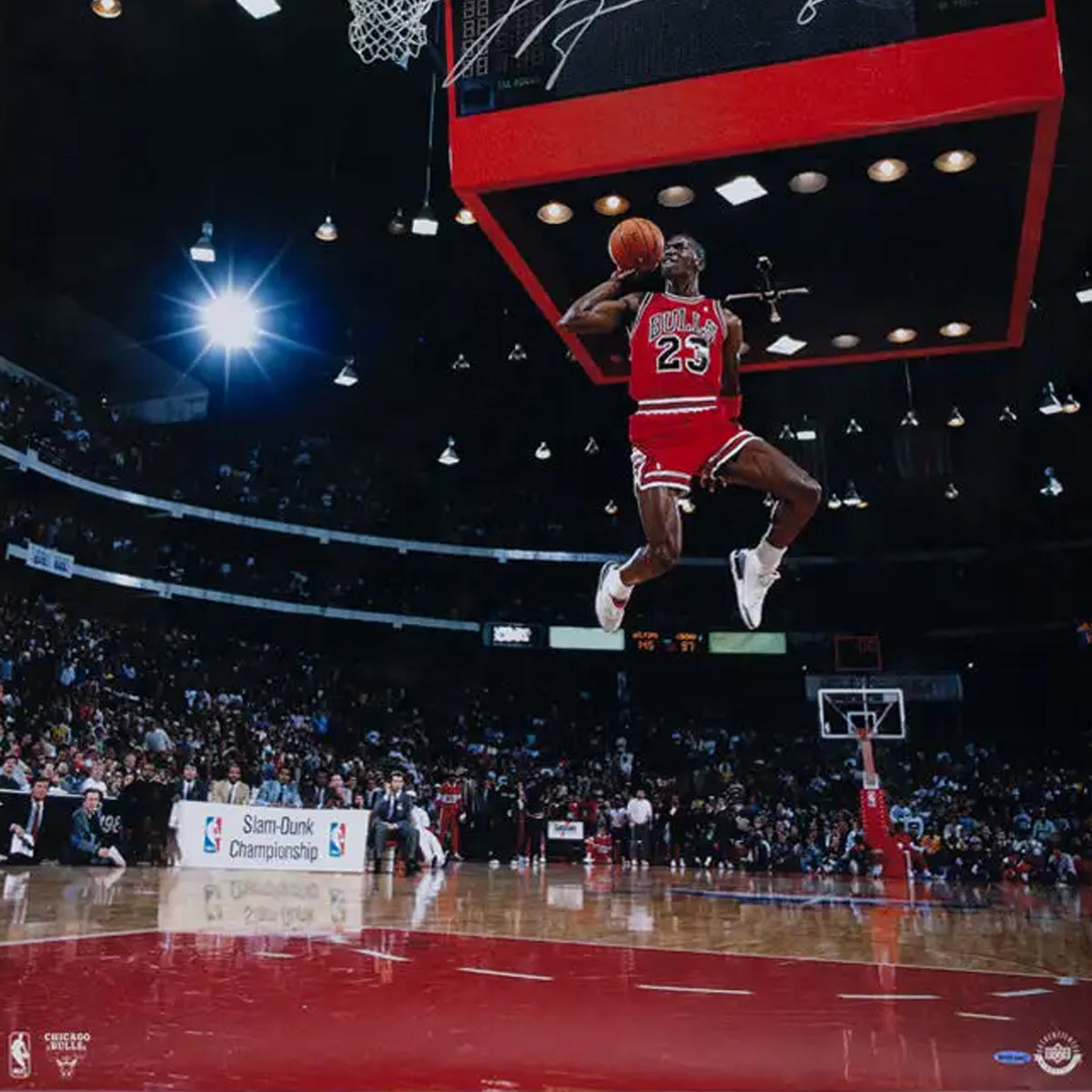 マイケル・ジョーダン直筆サイン入りフォト"1988 Scoreboard Dunk" 特製フレーム